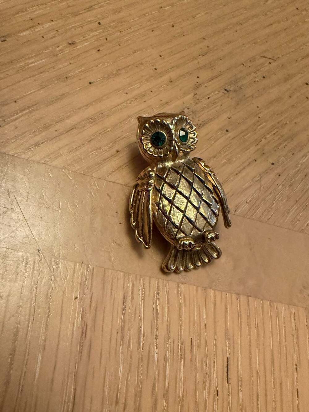 Vintage Vanda USA Gold-Tone Textured Owl Solid Locket Brooch w Green stone Eyes